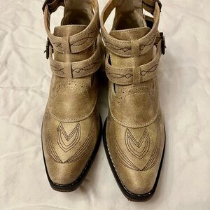 Roper Women’s Vintage Harness Strap Willa Ankle Booties